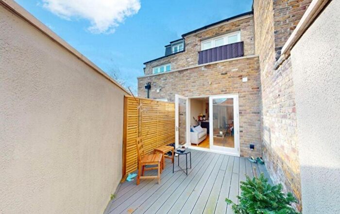 1 Bedroom Flat To Rent In Berrymead Gardens, Springfield Park, W3