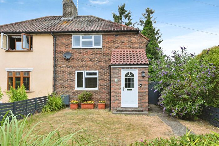 3 Bedroom Semi-Detached House For Sale In High Road, Broxbourne, EN10