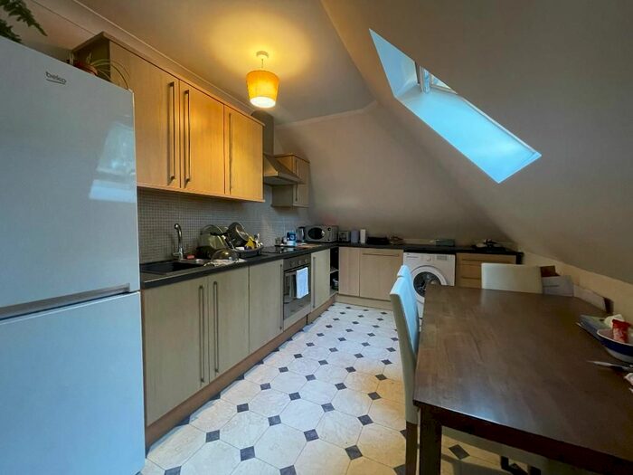 1 Bedroom Flat To Rent In High Street, Langley, SL3