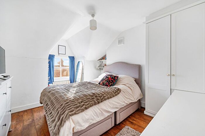 2 Bedroom Flat For Sale In Nemoure Road, London, W3