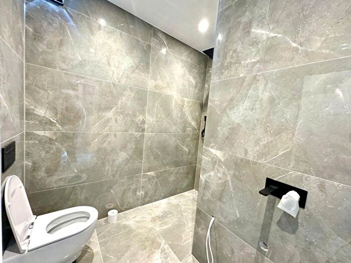 2 Bedroom Flat To Rent In Totteridge Lane, London, N20