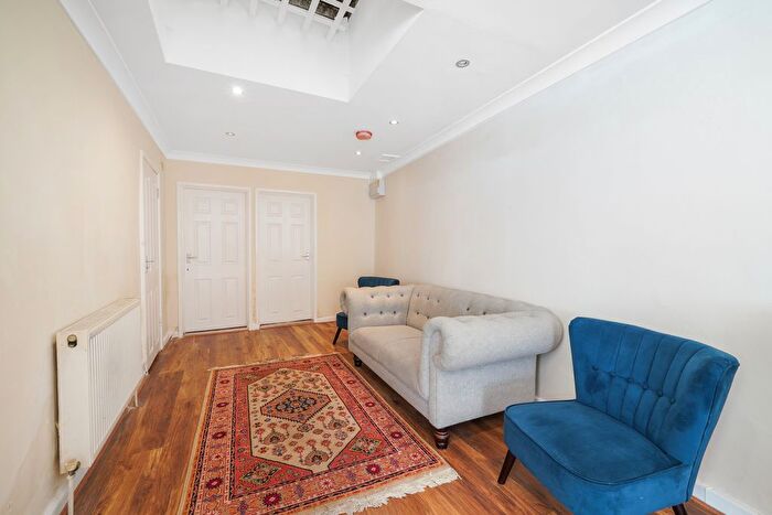 2 Bedroom Flat To Rent In B Upper Tooting Road, London, SW17