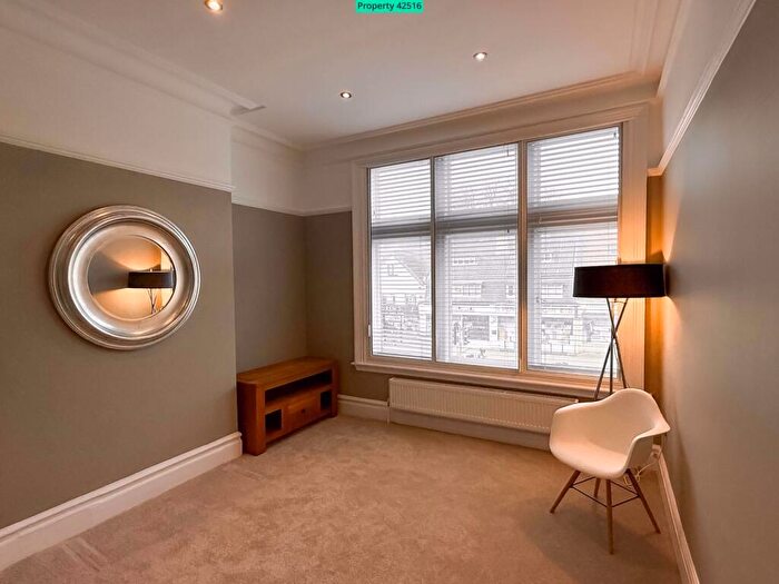 3 Bedroom Apartment To Rent In Roundhay Road, Leeds, LS8