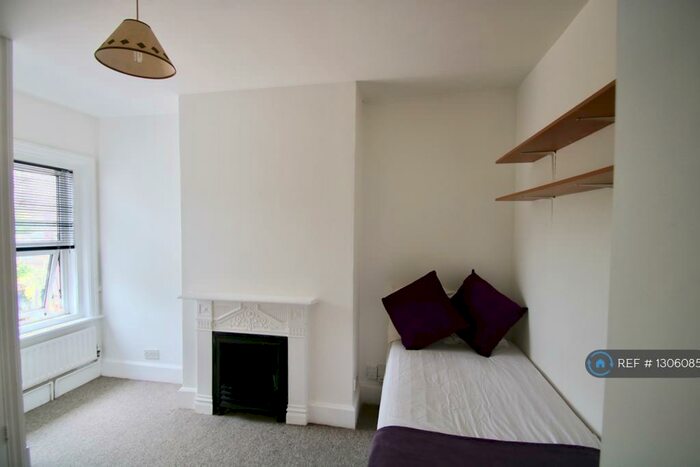 Studio To Rent In East Park, Crawley, RH10