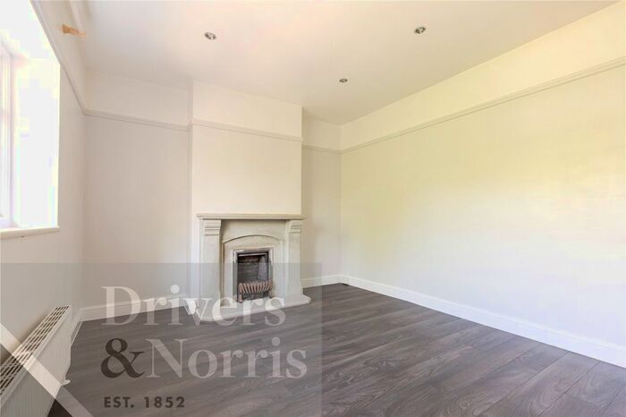 2 Bedroom Maisonette To Rent In Neale Close, Hampstead Gardensuburb, London, N2