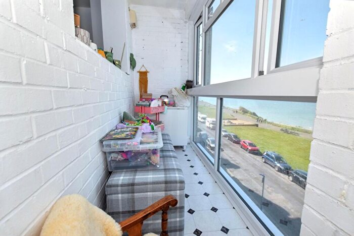 2 Bedroom Flat For Sale In Third Avenue, Cliftonville, CT9 - Photo 4