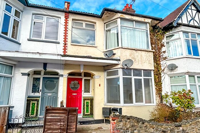 2 Bedroom Flat For Sale In Ramuz Drive, Westcliff-on-Sea, SS0