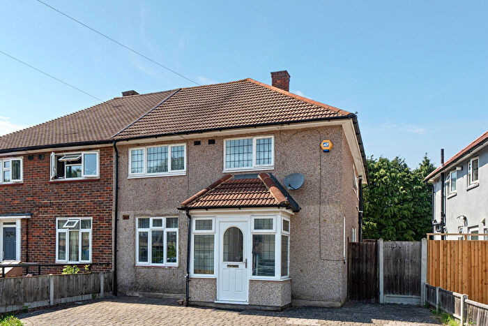 3 Bedroom Semi Detached House For Sale In Restons Crescent, London, SE9