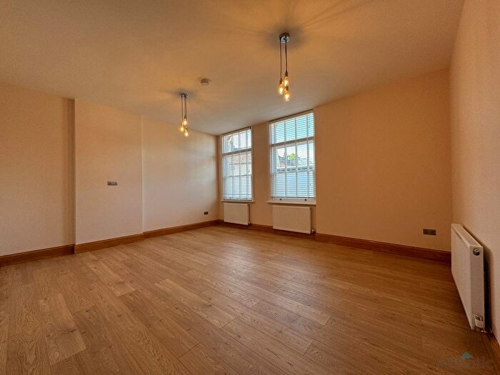 2 Bedroom Flat To Rent In High Street, Bushey, WD23