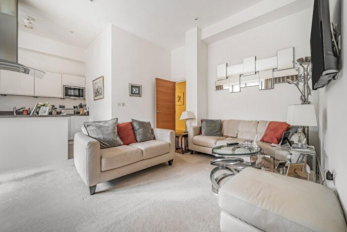 2 Bedroom Flat For Sale In Station Road, Henley-On-Thames, Oxfordshire, RG9