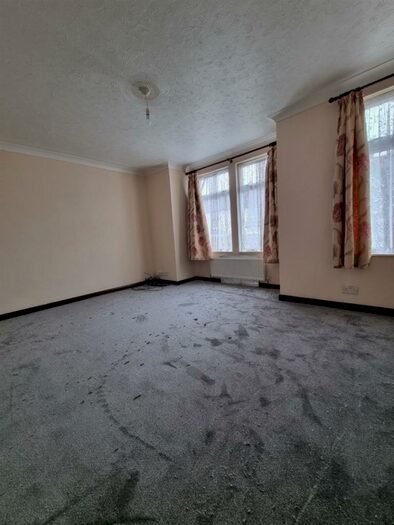 3 Bedroom Flat To Rent In Canterbury Street, Gillingham, ME7