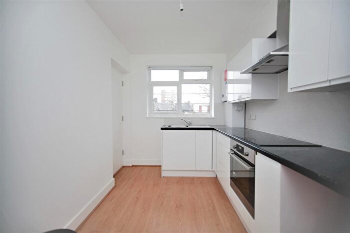 1 Bedroom Apartment To Rent In Crest Court, The Crest, Hendon, NW4