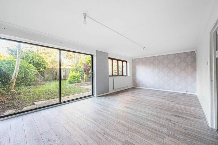 4 Bedroom Semi-Detached House To Rent In Monks Avenue, Barnet, EN5