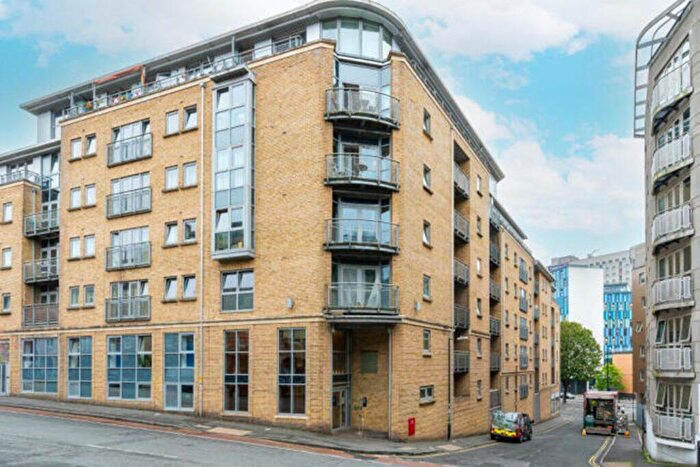 2 Bedroom Apartment To Rent In Hamilton Court Ref, BS2