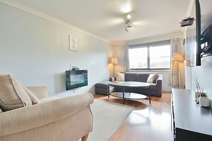 1 Bedroom Flat For Sale In Douglas Bader House, Gibson Close, Isleworth, TW7