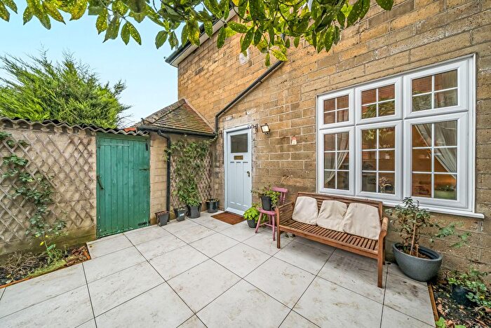 2 Bedroom Maisonette For Sale In Woking Road, Guildford, GU1