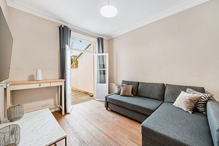 2 Bedroom Flat To Rent In Elliott Road, Bedford Park, W4