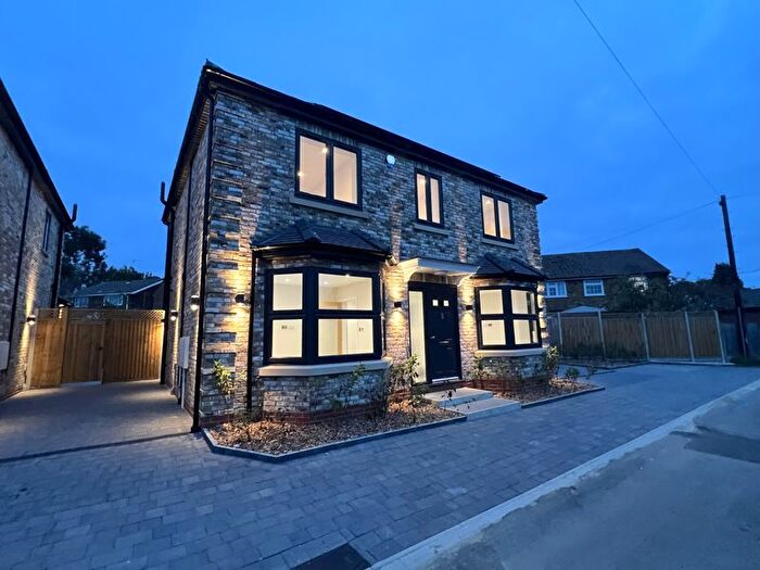 3 Bedroom Detached House For Sale In New Pond Road, Holmer Green, HP15