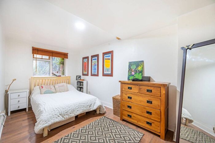 2 Bedroom Flat For Sale In Acton Lane, Harlesden, London, NW10