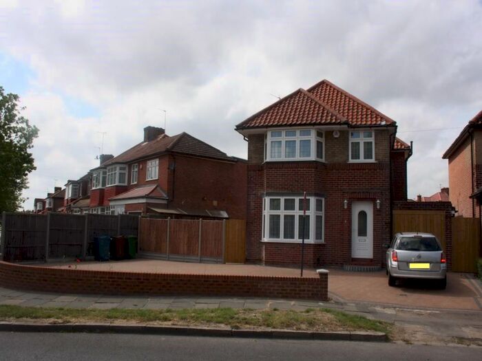 3 Bedroom Detached House To Rent In Crowshott Avenue, Stanmore, HA7