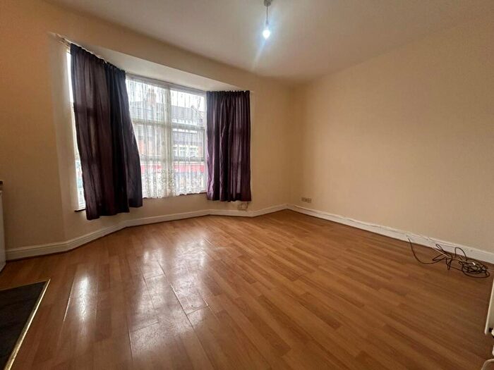 Studio To Rent In High Road, Willesden Green, NW10