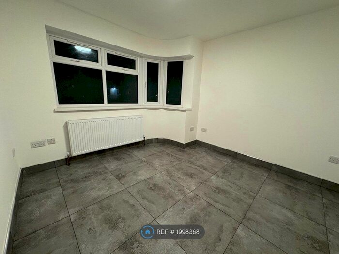 2 Bedroom Maisonette To Rent In Fullwell Avenue, Ilford, IG5