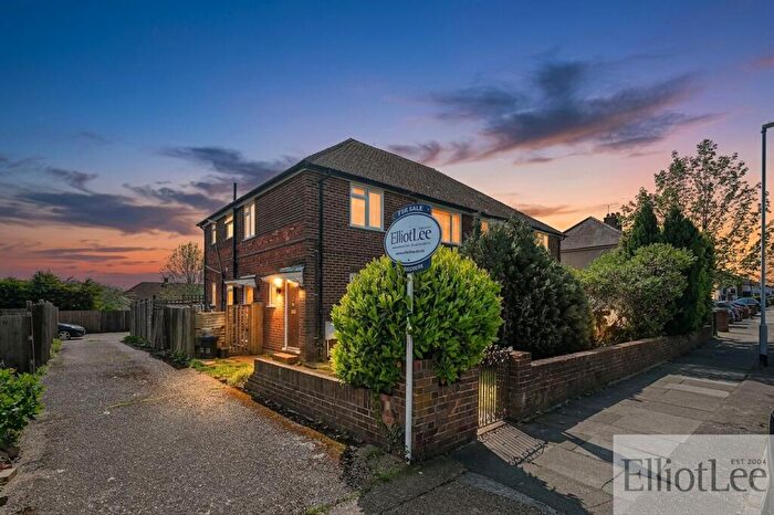 2 Bedroom Flat For Sale In West Mead, Ruislip, HA4