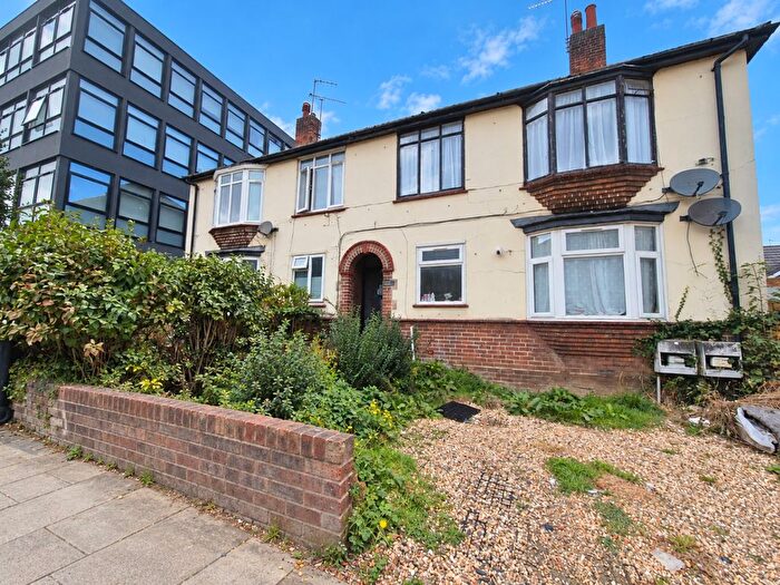 2 Bedroom Flat For Sale In Cardiff Road, Luton, Bedfordshire, LU1