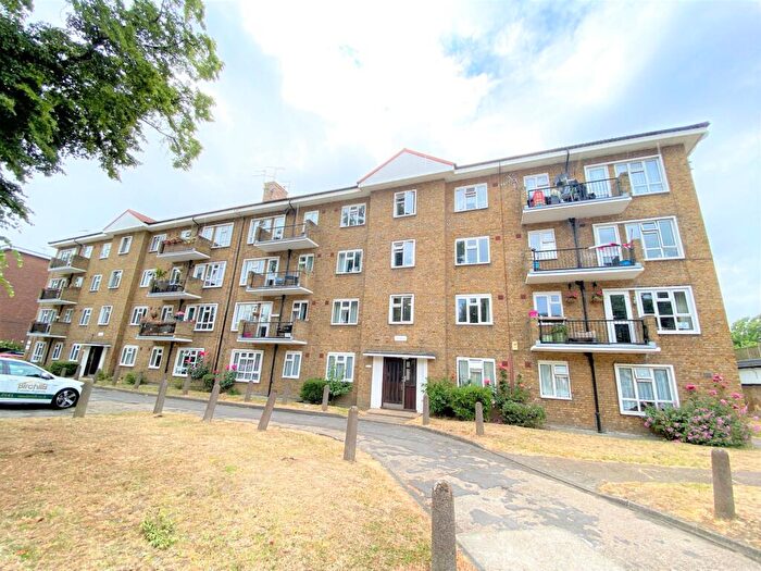 3 Bedroom Flat To Rent In New Wanstead, The Herons New Wanstead, E11