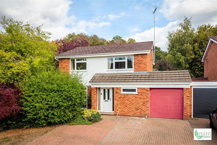 4 Bedroom Detached House For Sale In Finch Close, Knaphill, Woking, GU21