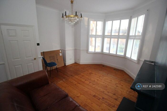 2 Bedroom Flat To Rent In Alexandra Road, Essex, SS1