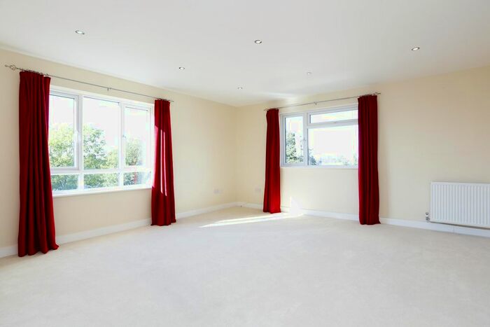 2 Bedroom Flat To Rent In Portsmouth Road, Surbiton, KT6