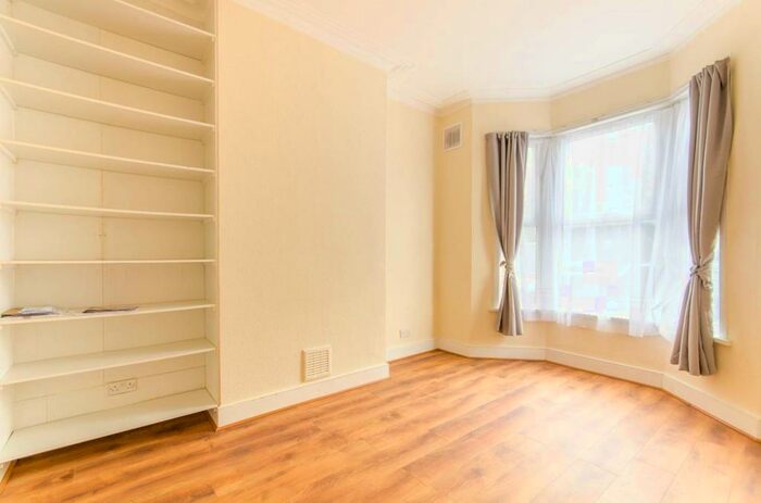 4 Bedroom House To Rent In Oak Crescent, Canning Town, London, E16