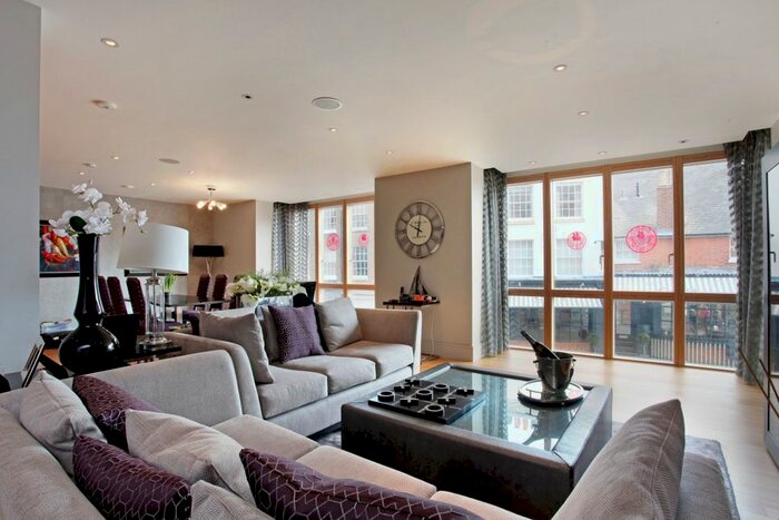 3 Bedroom Flat To Rent In High Street, Eton, Windsor, SL4