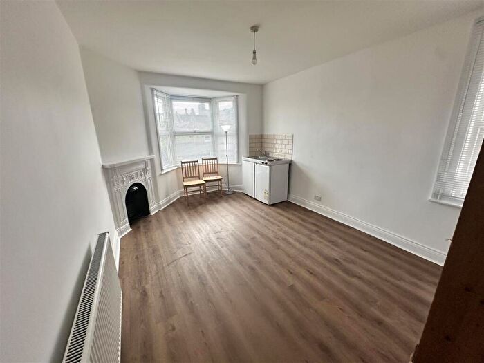 Apartment To Rent In Allison Road, London, N8