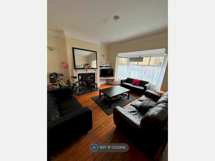 6 Bedroom Semi-Detached House To Rent In Church Wood Avenue, Leeds, LS16