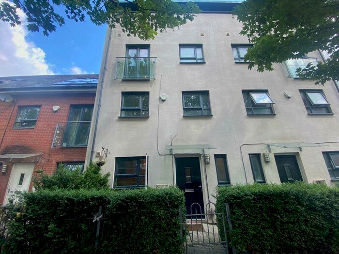 4 Bedroom Detached House To Rent In Broughton Lane, Salford, M7