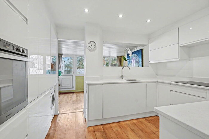 3 Bedroom End Of Terrace House For Sale In Walderslade Road, Chatham, ME5