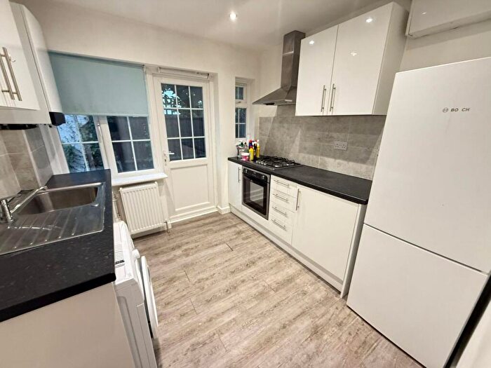 2 Bedroom Flat To Rent In Torrington Court, Torrington Park, London, N12