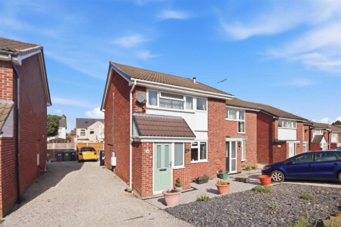 3 Bedroom Semi Detached House For Sale In Cornwall Drive, Grassmoor, Derbyshire, S42