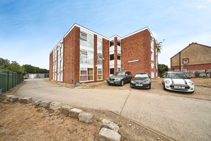 2 Bedroom Flat For Sale In Stockingstone Road, Luton, LU2