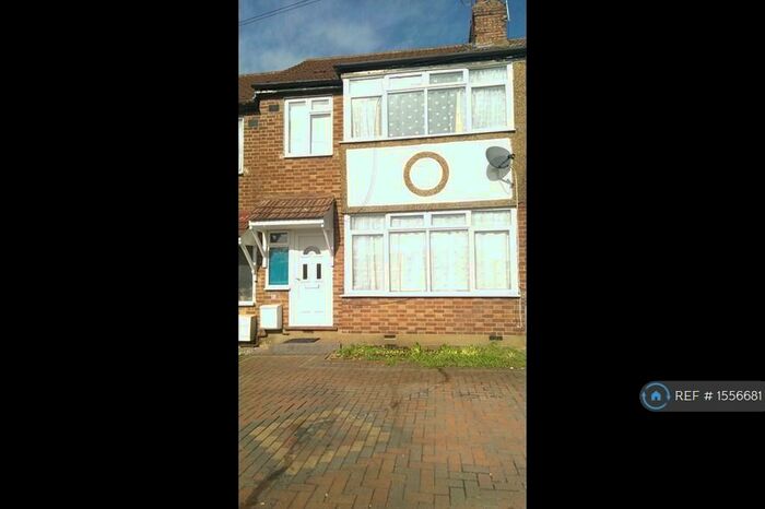 4 Bedroom Terraced House To Rent In Chestnut Grove, Barnet, EN4