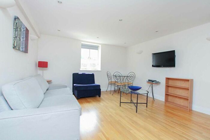 1 Bedroom Flat To Rent In Bishopsgate, Liverpool Street, EC2M
