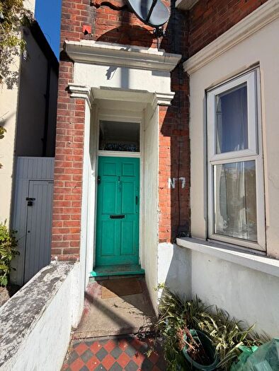 3 Bedroom Flat To Rent In Cassland Road, Hackney, London, E9