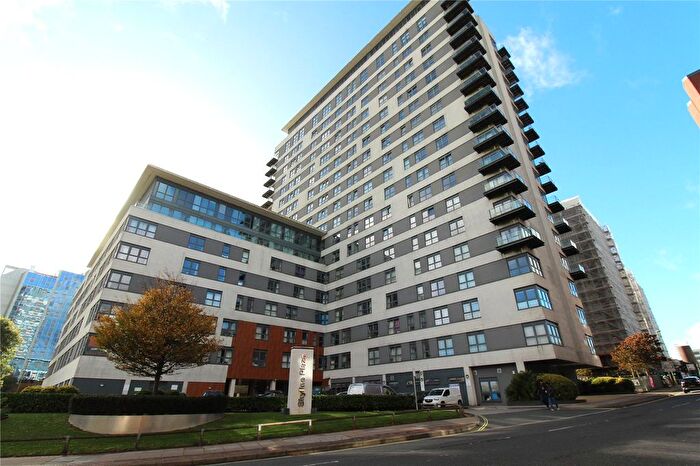 2 Bedroom Flat For Sale In Alencon Link, Basingstoke, Hampshire, RG21