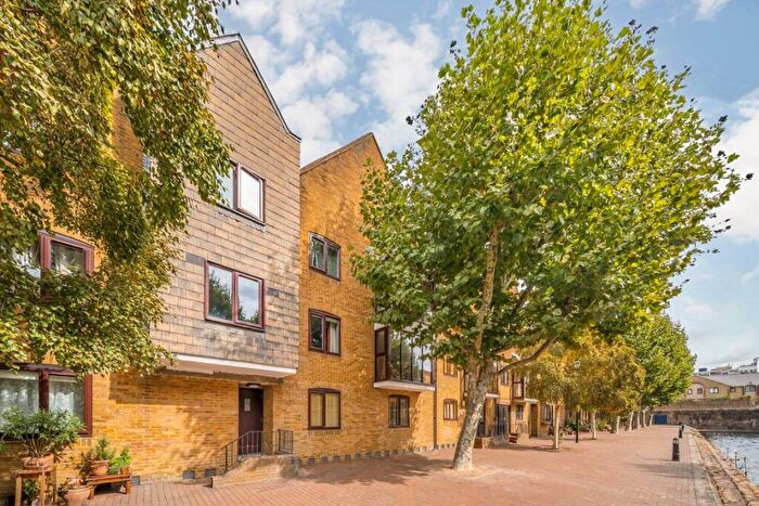 2 Bedroom Flat To Rent In Waterman Way, Wapping, E1W