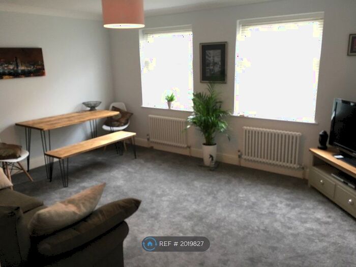 2 Bedroom Flat To Rent In The Hornet, Chichester, PO19