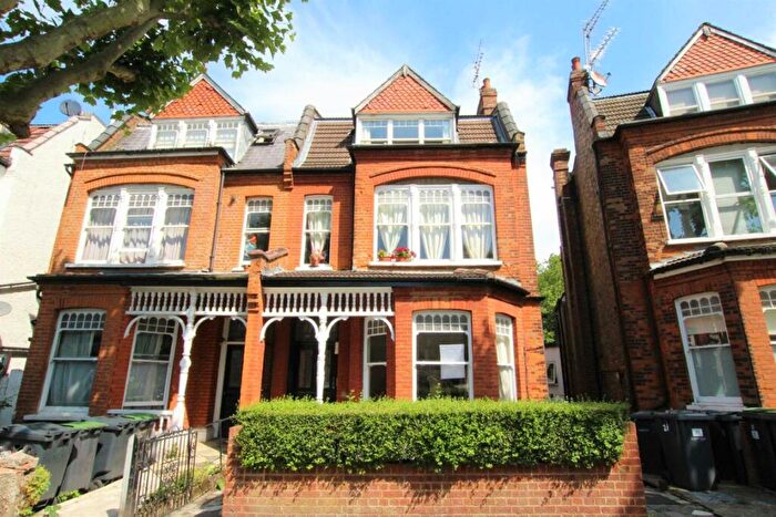 Flat To Rent In Kings Avenue, London, N10
