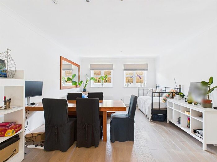 2 Bedroom Flat To Rent In Fuller Close, Shoreditch, E2