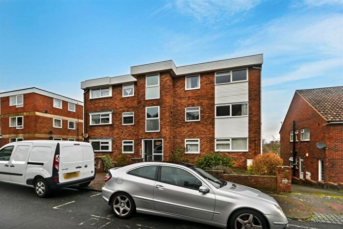 2 Bedroom Flat For Sale In Kings Avenue, Eastbourne, BN21